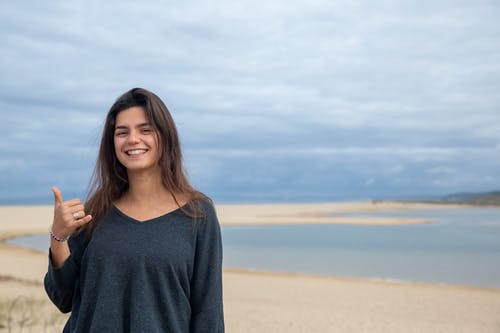 有关女人, 微笑, 手势的免费素材图片