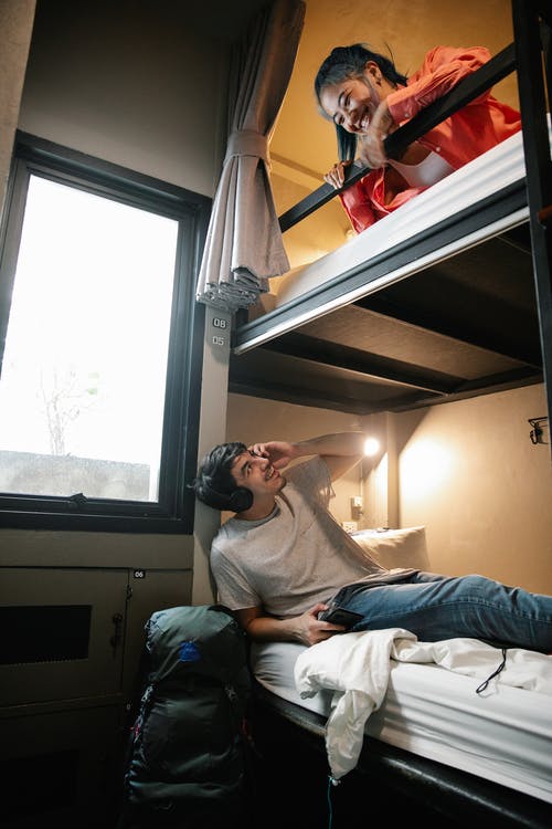 有关人, 双层床, 垂直拍摄的免费素材图片