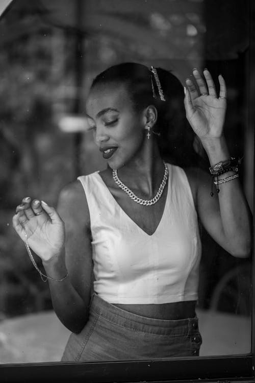 有关倚, 单色, 垂直拍摄的免费素材图片