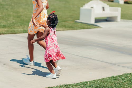 有关儿童, 户外, 步行的免费素材图片