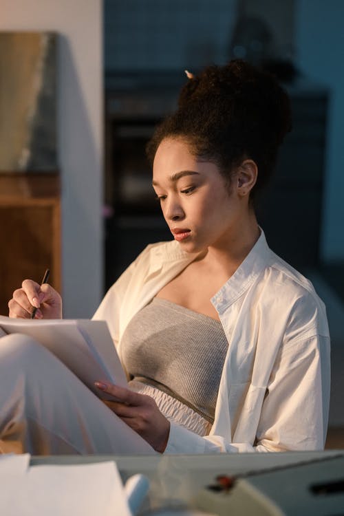 有关休闲装, 作家, 作文的免费素材图片