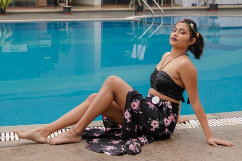 有关坐, 拍照片, 挖出来的游泳池的免费素材图片