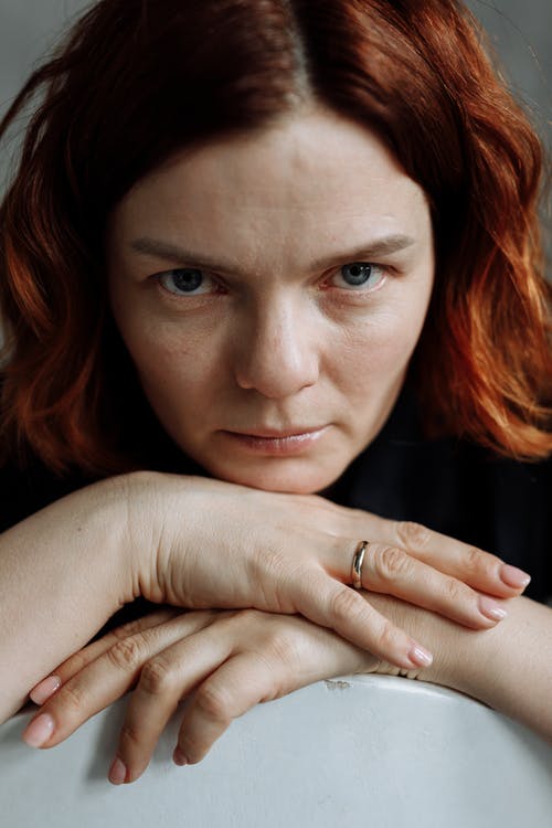 有关人, 严肃, 垂直拍摄的免费素材图片