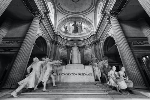 有关低角度拍摄, 灰度摄影, 雕塑的免费素材图片