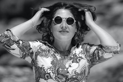 有关单色, 墨镜, 女人的免费素材图片