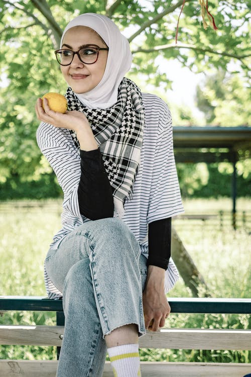 有关人, 围栏, 围巾的免费素材图片