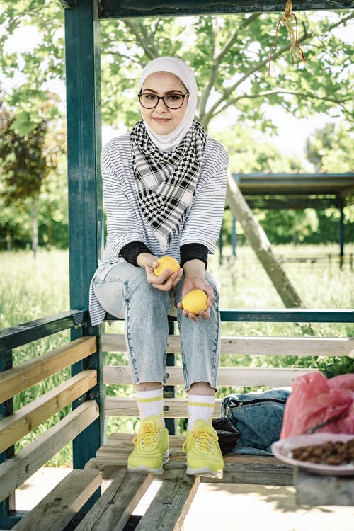 有关人, 围巾, 坐的免费素材图片