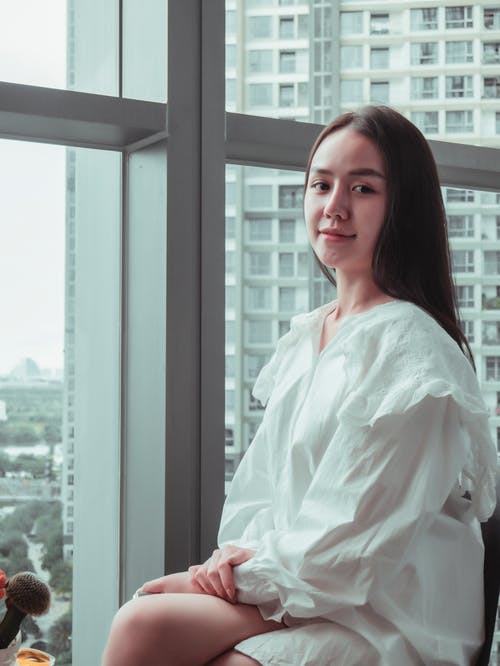 有关咖啡色头发的女人, 坐, 垂直拍摄的免费素材图片