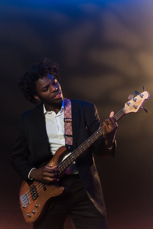 有关人, 吉他手, 垂直拍摄的免费素材图片