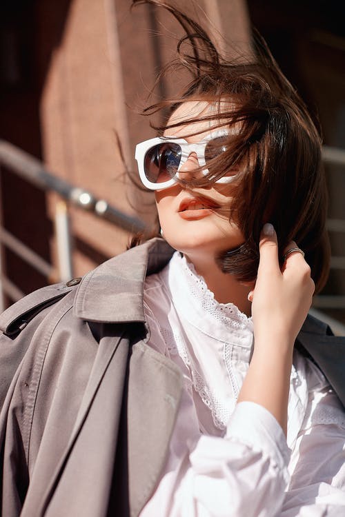 有关咖啡色头发的女人, 垂直拍摄, 墨镜的免费素材图片