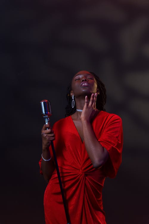 有关优雅, 唱歌, 垂直拍摄的免费素材图片