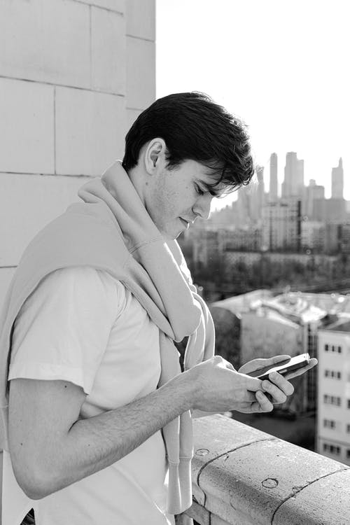 有关3C用品, 人, 单色的免费素材图片