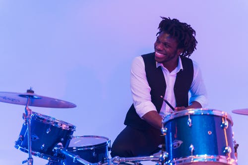 打鼓时微笑的男人 · 免费素材图片