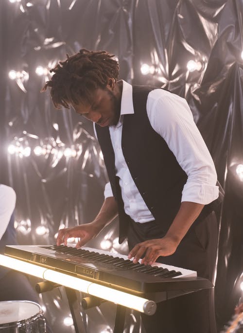 有关人, 垂直拍摄, 播放的免费素材图片