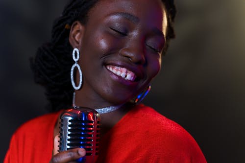 有关唱歌, 女人, 微笑的免费素材图片