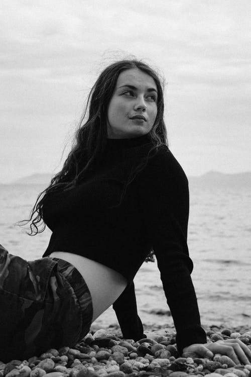 有关单色, 坐, 垂直拍摄的免费素材图片