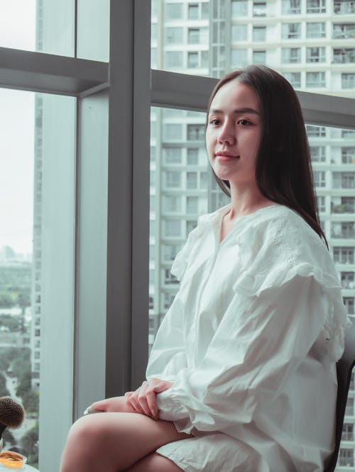 有关咖啡色头发的女人, 坐, 垂直拍摄的免费素材图片