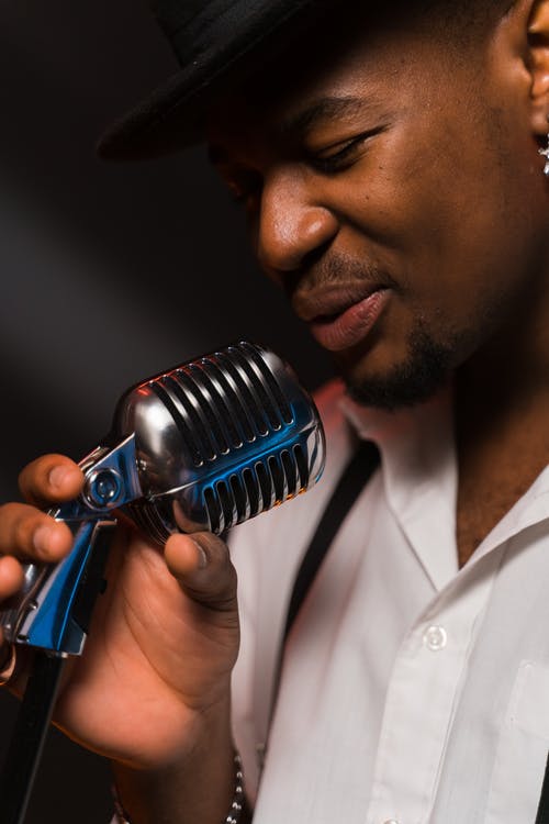 有关人, 唱歌, 垂直拍摄的免费素材图片