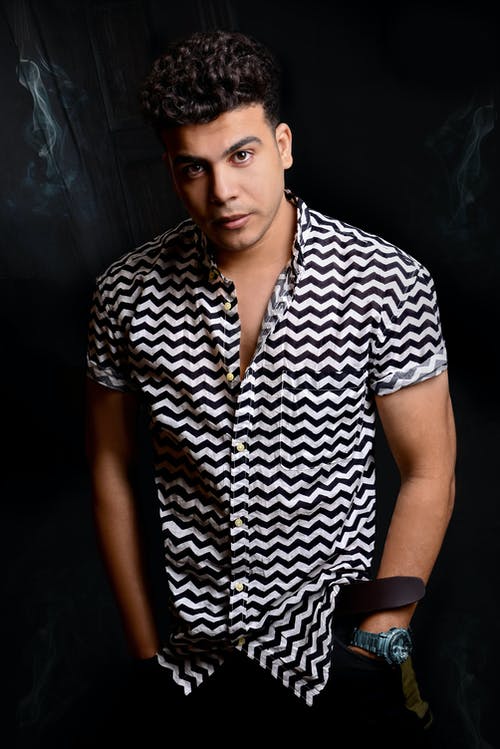 有关人, 双手插在口袋里, 垂直拍摄的免费素材图片