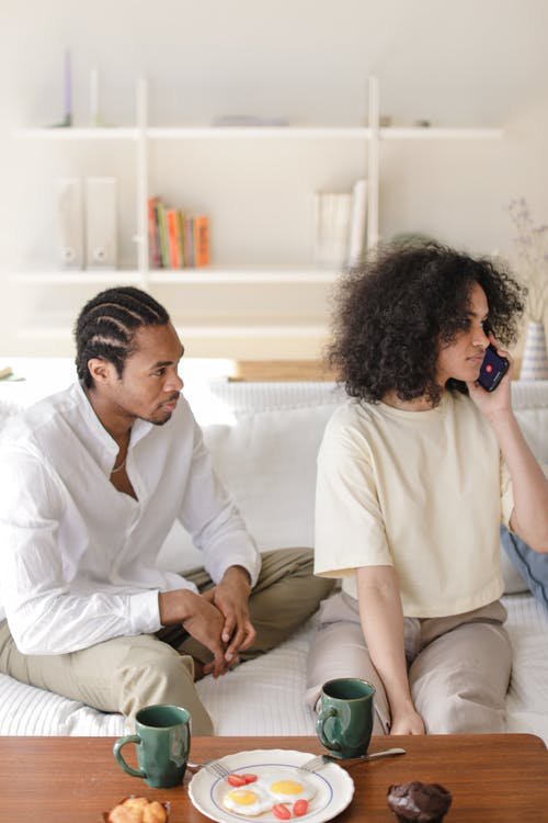 有关在家, 在电话上交谈, 坐的免费素材图片