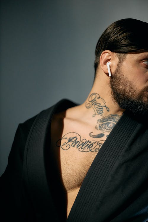 有关中等特写, 侧面图, 刺青的的免费素材图片