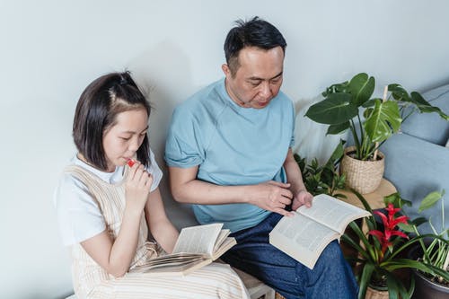 有关坐, 父亲和女儿, 看书的免费素材图片