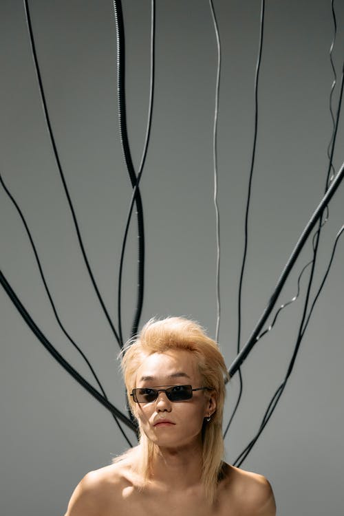 有关偏心, 半裸, 墨镜的免费素材图片