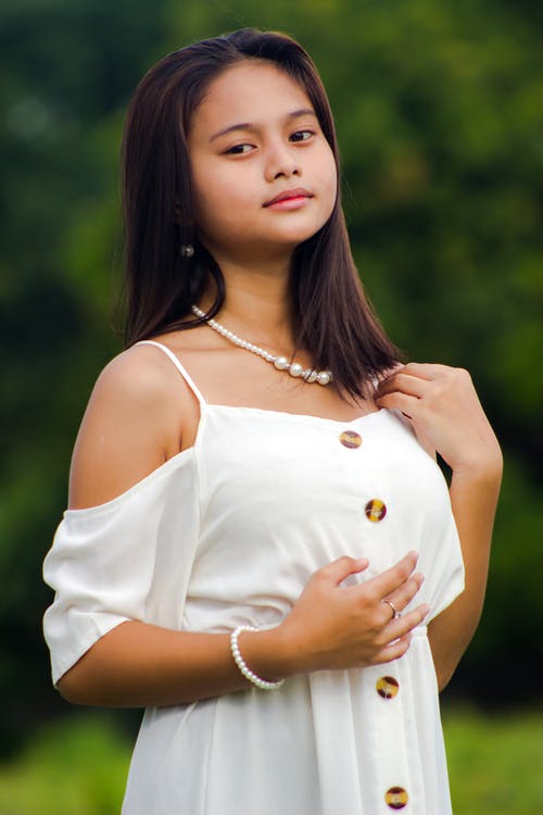 有关垂直拍摄, 女人, 手鍊的免费素材图片