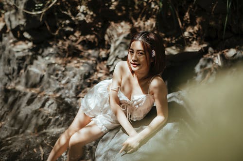 有关倚, 吸引人, 大石头的免费素材图片