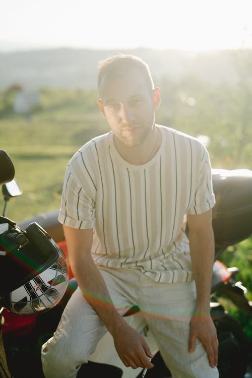 有关人, 垂直拍摄, 握住的免费素材图片