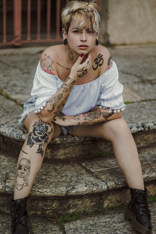 有关人体艺术, 刺青, 坐的免费素材图片
