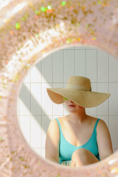 有关垂直拍摄, 太阳帽, 女人的免费素材图片