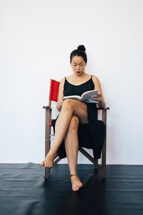 有关单人沙发, 坐, 握住的免费素材图片