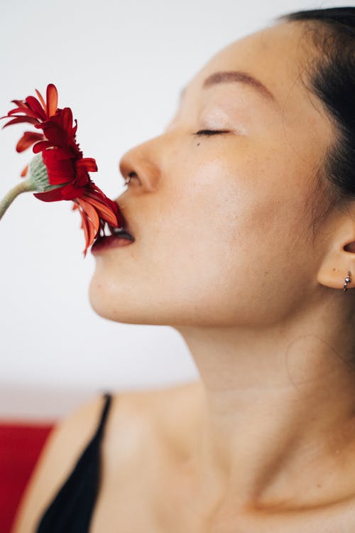 有关女人, 摸嘴唇, 红花的免费素材图片