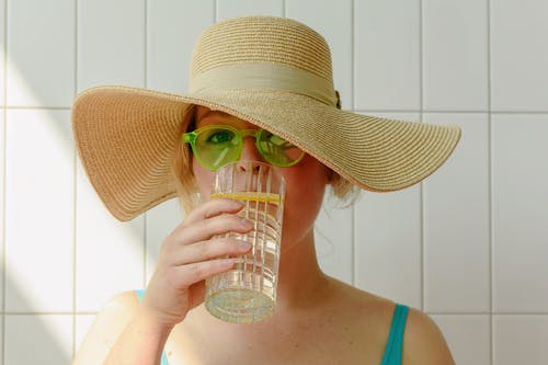 有关喝, 墨镜, 太阳帽的免费素材图片