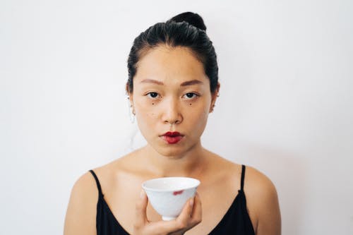 有关握住, 红色唇膏, 陶瓷碗的免费素材图片