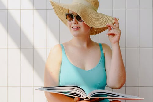 有关墨镜, 太阳帽, 女人的免费素材图片