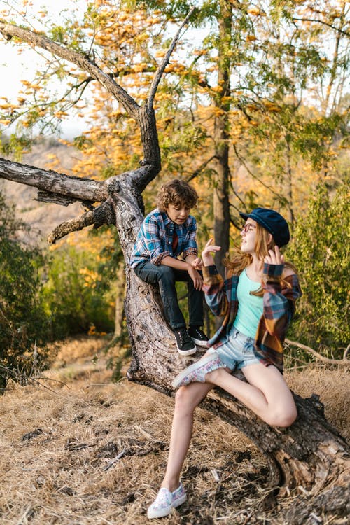 有关坐, 垂直拍摄, 孩子的免费素材图片