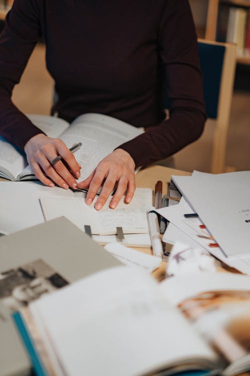 有关做笔记, 坐, 垂直拍摄的免费素材图片