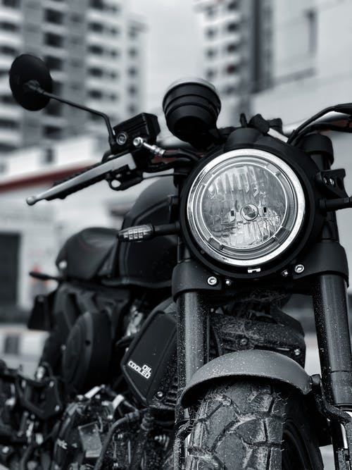 有关垂直拍摄, 摩托车, 灰阶的免费素材图片