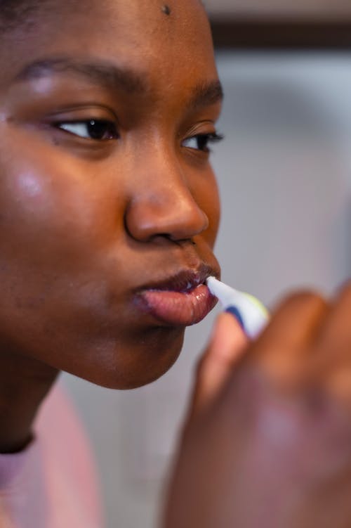 有关人, 刷牙, 垂直拍摄的免费素材图片