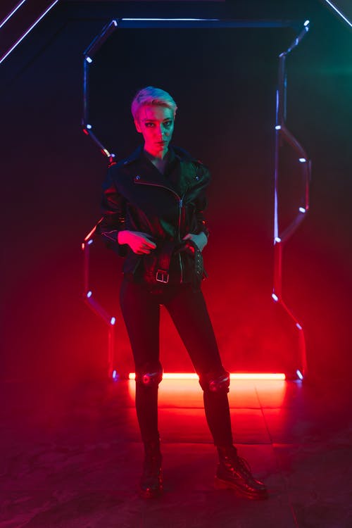 穿黑色皮夹克和裤子的女人 · 免费素材图片