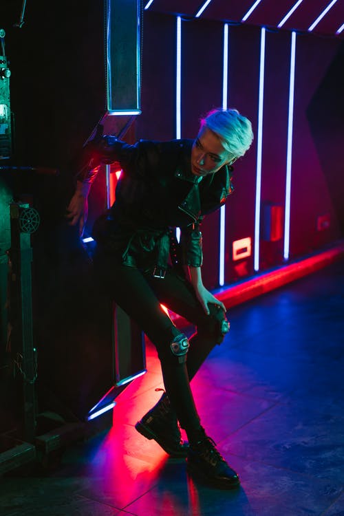 倚在墙上的女人 · 免费素材图片