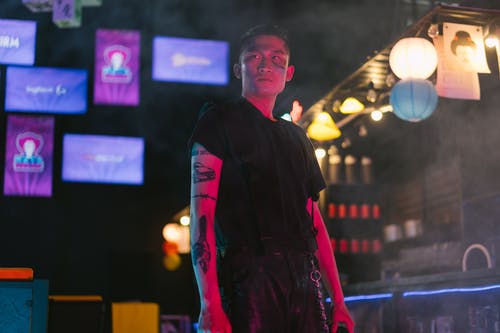 黑色衬衫的男人 · 免费素材图片