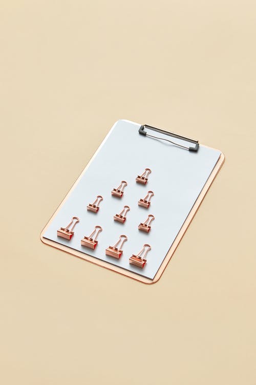 有关垂直拍摄, 写字夹板, 浅棕色背景的免费素材图片