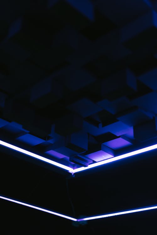 有关天花板, 漆黑, 灯条的免费素材图片