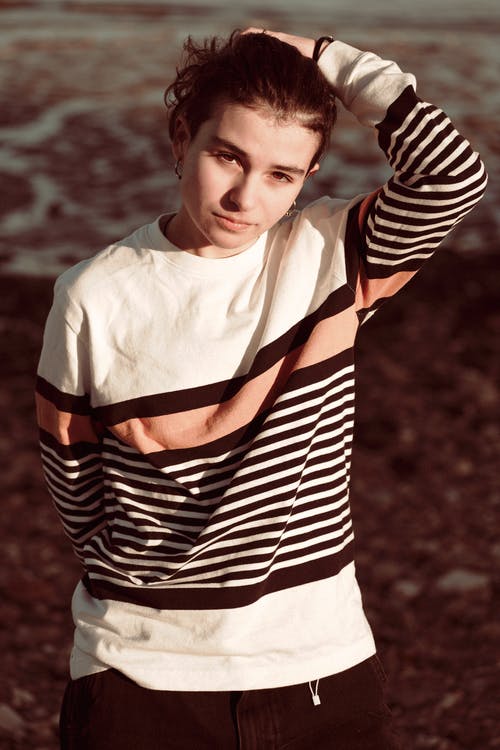 有关垂直拍摄, 女人, 手放在头发上的免费素材图片