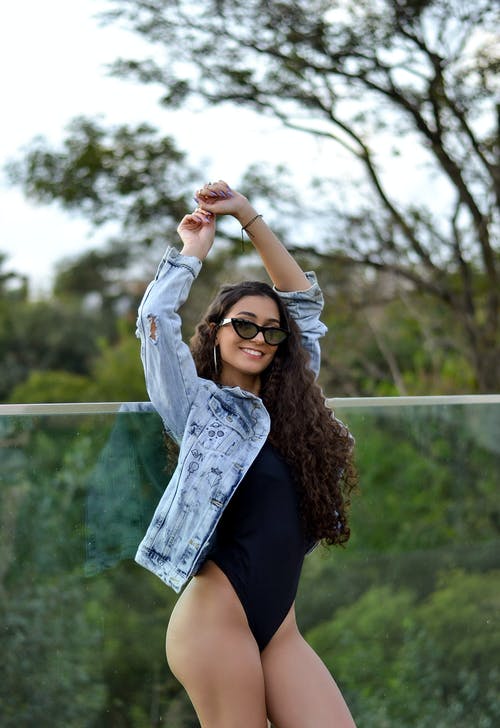 有关垂直拍摄, 女人, 微笑的免费素材图片