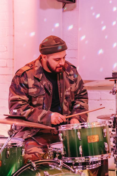 有关人, 垂直拍摄, 室内的免费素材图片