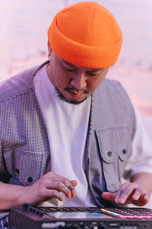 有关（顶部有小羊毛球的）羊毛帽子, 人, 休闲的免费素材图片